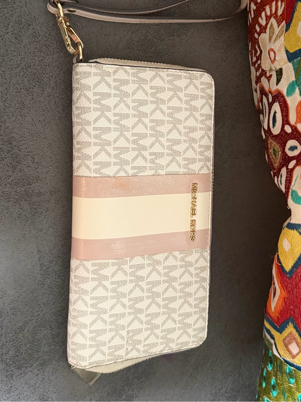 Michael Kors Pink Cream Signature Zip Wristlet Clutch